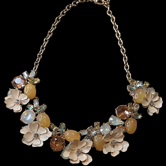 Elegant Floral Necklace with Gold and Cream Accents - Picture 1 of 2